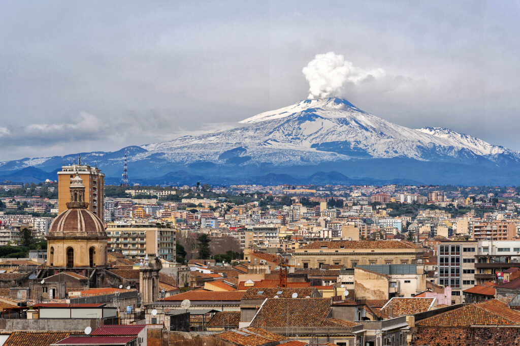 Catania vista dall'alto e il vulcano Etna a sovrastarla