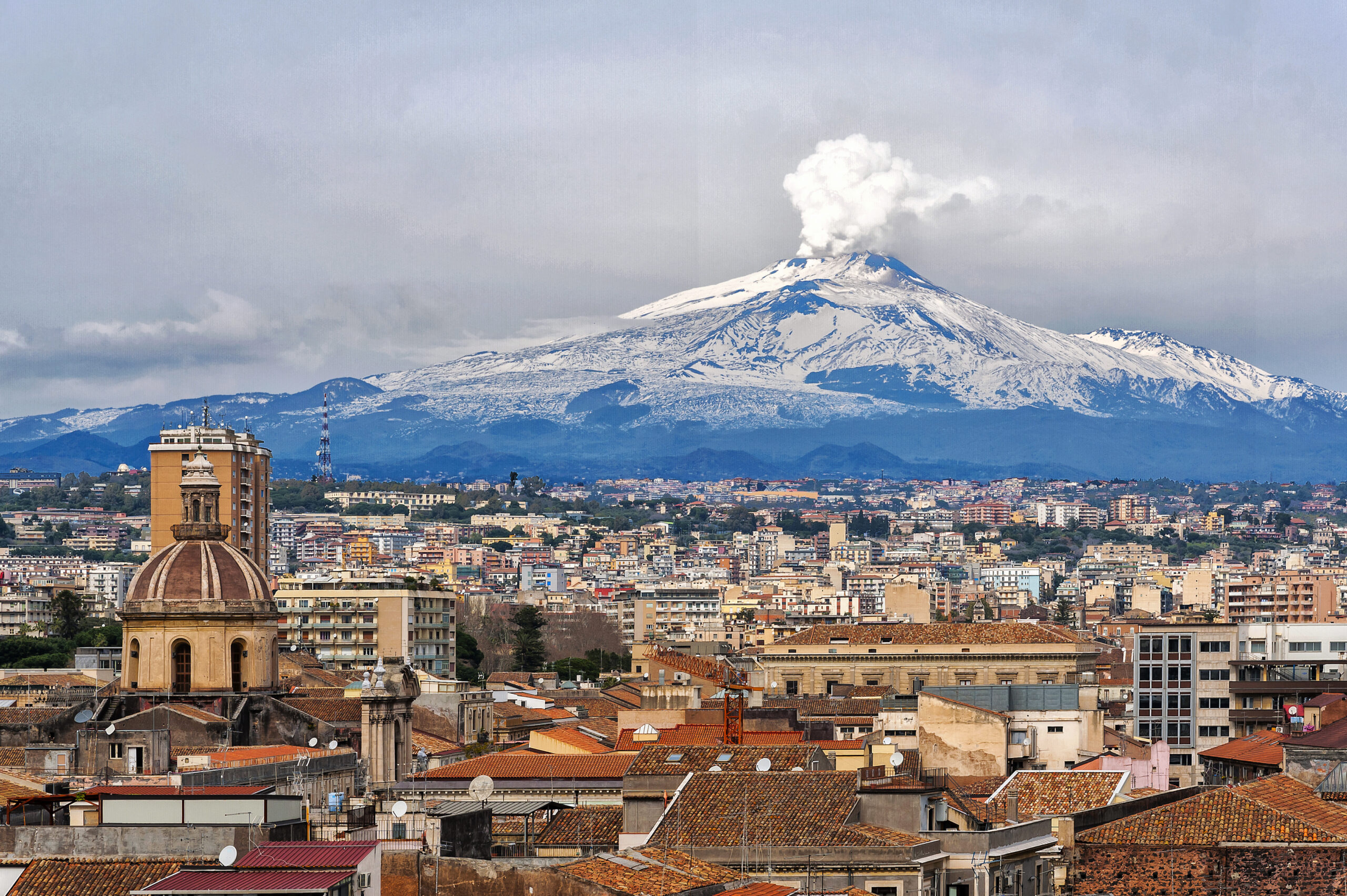 Catania vista dall'alto e il vulcano Etna a sovrastarla